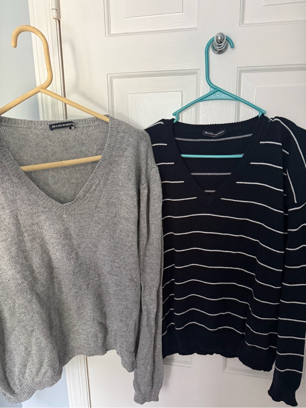 Brandy Melville one size v neck sweaters (2)
